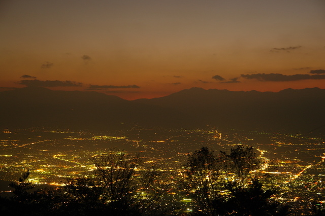 松本市の夜景と乗鞍岳の夕焼け　２