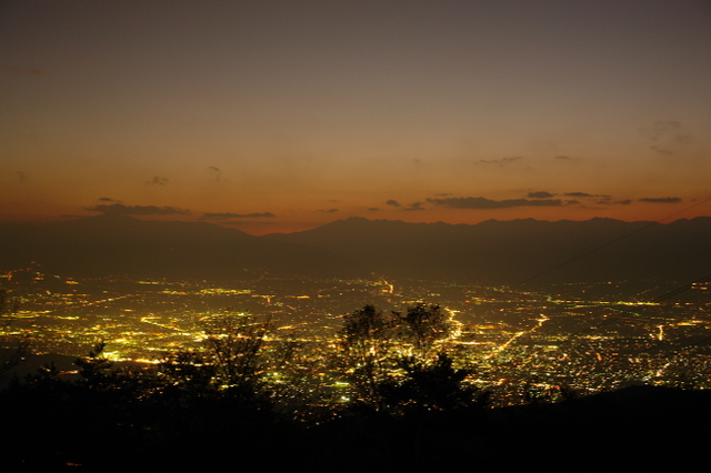 松本市の夜景と夕焼けの乗鞍岳