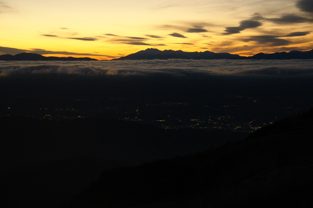 夕焼けに染まった乗鞍岳と松本市夜景