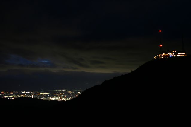 夜のホテルと松本市の夜景